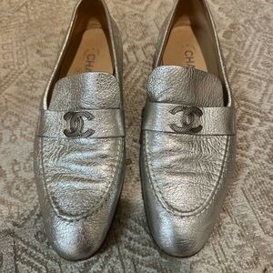 2017 Interlocking CC Logo CHANEL Metallic Silver Loafers